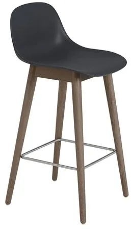 Muuto Fiber -baarituoli, jossa on puupohja ja selkänoja, musta/tummanruskea H87,5 cm