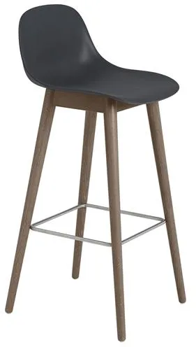 Muuto Fiber -baarituoli puujalustalla ja selkänojalla Musta/Tummanruskea H97,5 cm